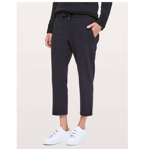 Lululemon On The Fly Woven Black 23” Sz 8